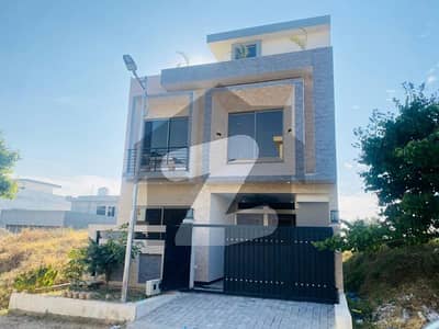 Beautiful prime location single unit 5 Marla house for sale in mpchs multi garden B-17