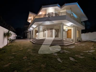 F-6 Excellent Modern 600 SQY Spacious And Beautiful Double Story House Proper And Modern Fittings Along With Marbled Flooring 5 Bedrooms, 5 Attached Bathrooms
