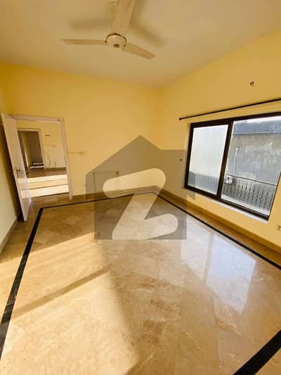 ایف ۔ 10 اسلام آباد میں 3 کمروں کا 1 کنال بالائی پورشن 1.8 لاکھ میں کرایہ پر دستیاب ہے۔