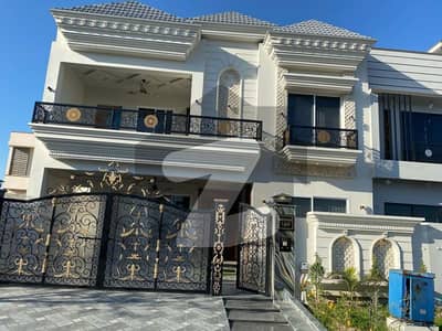 ڈی سی کالونی گوجرانوالہ میں 5 کمروں کا 10 مرلہ مکان 3.9 کروڑ میں برائے فروخت۔