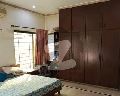 علامہ اقبال ٹاؤن لاہور میں 2 کمروں کا 10 مرلہ زیریں پورشن 1.25 لاکھ میں کرایہ پر دستیاب ہے۔