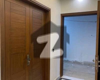 کوسموپولیٹن سوسائٹی کراچی میں 3 کمروں کا 7 مرلہ فلیٹ 4.25 کروڑ میں برائے فروخت۔