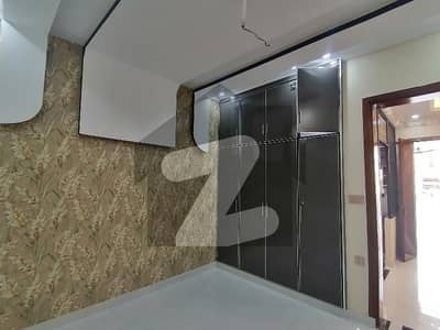 ایل ڈی اے ایوینیو لاہور میں 5 کمروں کا 10 مرلہ مکان 3.6 کروڑ میں برائے فروخت۔