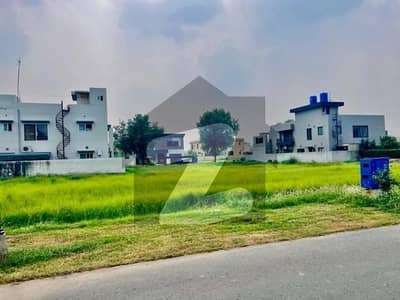 1 KANAL PLOT ON PRIME LOCATION IN LAKE CITY M3.