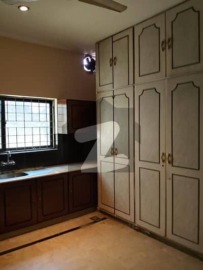 کینٹ لاہور میں 4 کمروں کا 1 کنال مکان 13.5 کروڑ میں برائے فروخت۔