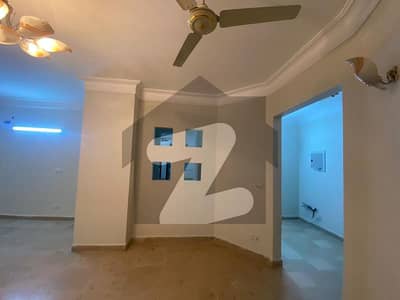 ایف ۔ 11 اسلام آباد میں 3 کمروں کا 12 مرلہ فلیٹ 4.0 کروڑ میں برائے فروخت۔