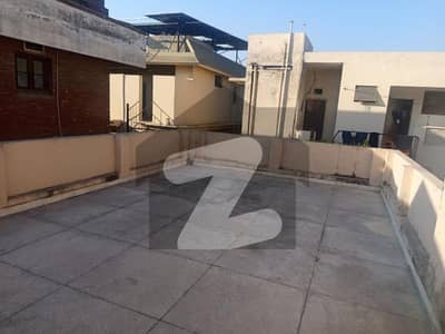 ڈی ایچ اے فیز 3 - بلاک زیڈ فیز 3,ڈیفنس (ڈی ایچ اے),لاہور میں 4 کمروں کا 1 کنال مکان 2.5 لاکھ میں کرایہ پر دستیاب ہے۔