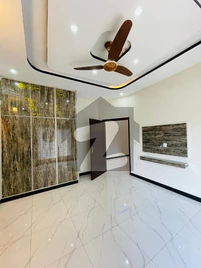 Prime Location In EME Society - Block D House Sized 10 Marla For sale