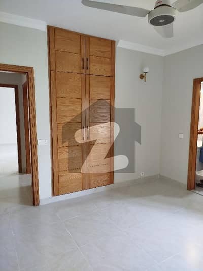 ایف ۔ 10 اسلام آباد میں 3 کمروں کا 9 مرلہ فلیٹ 5.5 کروڑ میں برائے فروخت۔