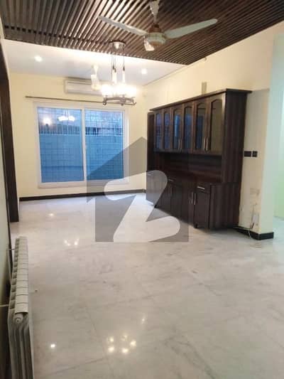 ایف ۔ 8 اسلام آباد میں 4 کمروں کا 1 کنال زیریں پورشن 4.0 لاکھ میں کرایہ پر دستیاب ہے۔