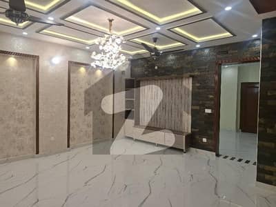 1 KANAL BEAUTIFUL HOUSE AVAILABLE FOR RENT