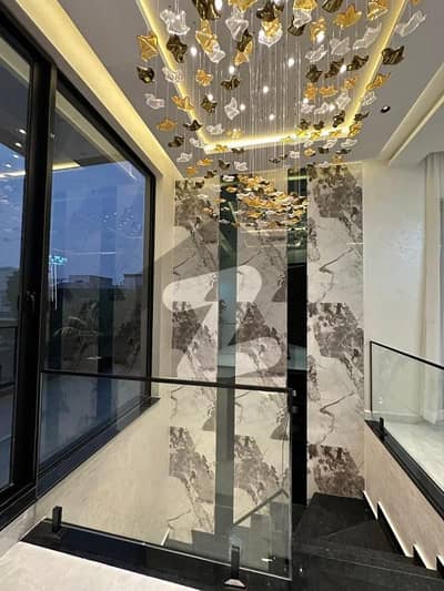 A BEAUTIFUL 10 MARALA HOUSE FOR RENT