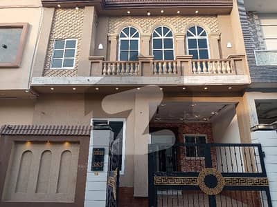 ڈی سی کالونی - ساون بلاک ڈی سی کالونی,گوجرانوالہ میں 4 کمروں کا 5 مرلہ مکان 2.2 کروڑ میں برائے فروخت۔