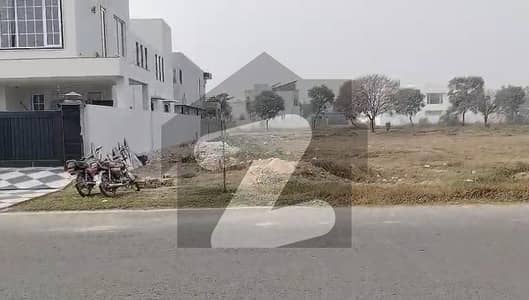 ڈی ایچ اے فیز 7 - بلاک پی فیز 7,ڈیفنس (ڈی ایچ اے),لاہور میں 1 کنال رہائشی پلاٹ 4.35 کروڑ میں برائے فروخت۔