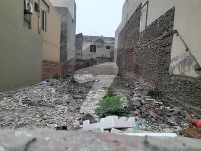 10 Marla plot 25x90,located in super town near defence mor.