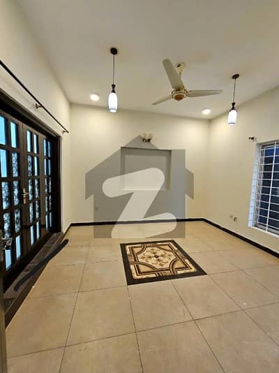 جی ۔ 13 اسلام آباد میں 6 کمروں کا 10 مرلہ مکان 2.45 لاکھ میں کرایہ پر دستیاب ہے۔