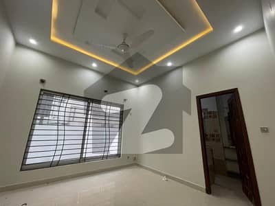 بحریہ انکلیو - سیکٹر بی1 بحریہ انکلیو,بحریہ ٹاؤن,اسلام آباد میں 3 کمروں کا 5 مرلہ مکان 2.8 کروڑ میں برائے فروخت۔