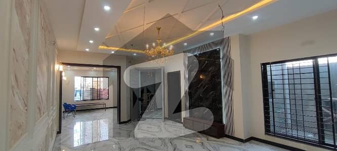 فارمانئیٹس ہاؤسنگ سکیم ۔ بلاک این فارمانئیٹس ہاؤسنگ سکیم,لاہور میں 5 کمروں کا 10 مرلہ مکان 3.1 کروڑ میں برائے فروخت۔