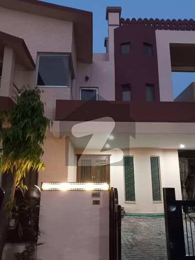 بحریہ ٹاؤن سفاری ولاز بحریہ ٹاؤن سیکٹر B,بحریہ ٹاؤن,لاہور میں 3 کمروں کا 7 مرلہ مکان 1.8 کروڑ میں برائے فروخت۔