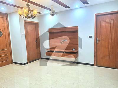 پارک ویو۔ بلاک ایچ پارک ویو سٹی,اسلام آباد میں 5 کمروں کا 8 مرلہ مکان 5.0 کروڑ میں برائے فروخت۔