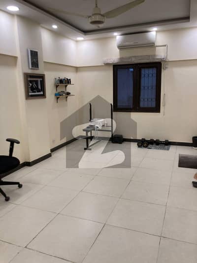 کلفٹن ۔ بلاک 5 کلفٹن,کراچی میں 3 کمروں کا 9 مرلہ فلیٹ 4.5 کروڑ میں برائے فروخت۔