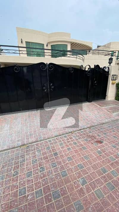 ڈی ایچ اے فیز 3 - بلاک ڈبلیو فیز 3,ڈیفنس (ڈی ایچ اے),لاہور میں 5 کمروں کا 1 کنال مکان 6.5 کروڑ میں برائے فروخت۔