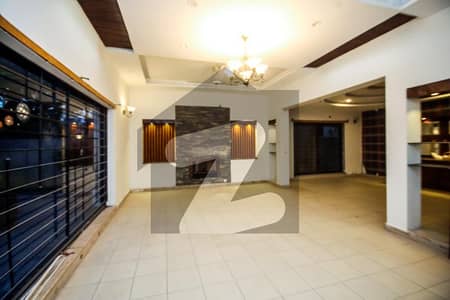 ڈی ایچ اے فیز 5 - بلاک ایل فیز 5,ڈیفنس (ڈی ایچ اے),لاہور میں 4 کمروں کا 1 کنال مکان 3.6 لاکھ میں کرایہ پر دستیاب ہے۔