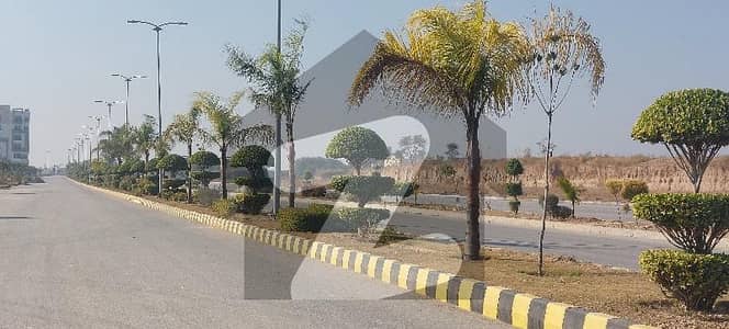 10 marla 50 ft road near parkCorner plot Good location