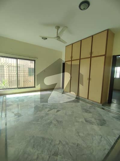 ڈی ایچ اے فیز 4 - بلاک ڈبل ایچ فیز 4,ڈیفنس (ڈی ایچ اے),لاہور میں 3 کمروں کا 1 کنال بالائی پورشن 1.1 لاکھ میں کرایہ پر دستیاب ہے۔