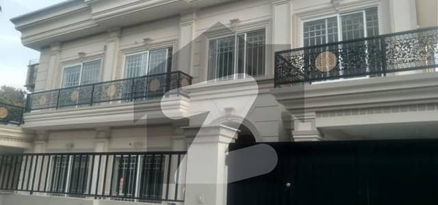 آئی ۔ 8/2 آئی ۔ 8,اسلام آباد میں 8 کمروں کا 1 کنال مکان 9.0 لاکھ میں کرایہ پر دستیاب ہے۔