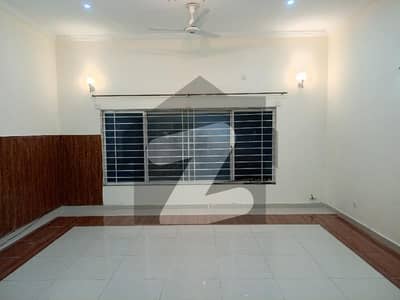 ای ۔ 11 اسلام آباد میں 3 کمروں کا 1 کنال زیریں پورشن 1.4 لاکھ میں کرایہ پر دستیاب ہے۔