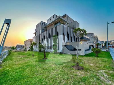 بحریہ ٹاؤن فیز 8 بحریہ ٹاؤن راولپنڈی,راولپنڈی میں 7 کمروں کا 19 مرلہ مکان 5.6 کروڑ میں برائے فروخت۔