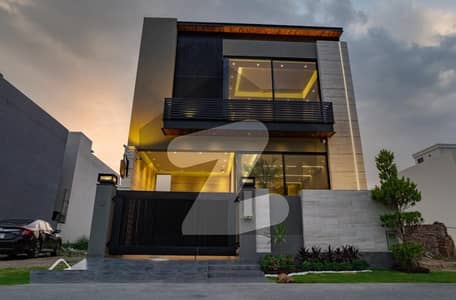 ڈی ایچ اے 9 ٹاؤن ڈیفنس (ڈی ایچ اے),لاہور میں 3 کمروں کا 5 مرلہ مکان 2.3 کروڑ میں برائے فروخت۔