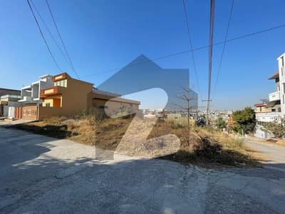 10 marla corner plot Dimensions: 60 45 (60 feet front, 45 feet side) available for sale