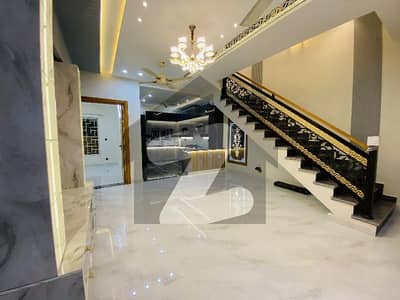 بحریہ ٹاؤن فیز 8 بحریہ ٹاؤن راولپنڈی,راولپنڈی میں 5 کمروں کا 7 مرلہ مکان 3.4 کروڑ میں برائے فروخت۔