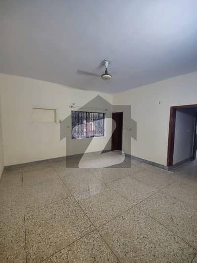 ایف ۔ 11 اسلام آباد میں 3 کمروں کا 1 کنال بالائی پورشن 1.6 لاکھ میں کرایہ پر دستیاب ہے۔