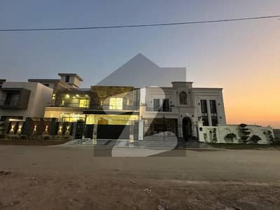 Prime Location House Of 21 Marla Is Available In Contemporary Neighborhood Of Multan Public School Road