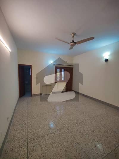 ایف ۔ 10 اسلام آباد میں 3 کمروں کا 1 کنال بالائی پورشن 1.6 لاکھ میں کرایہ پر دستیاب ہے۔