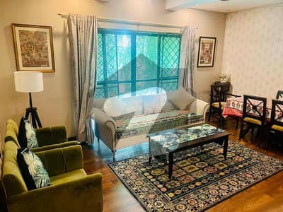 ماڈل ٹاؤن لاہور میں 5 کمروں کا 1 کنال مکان 10.0 کروڑ میں برائے فروخت۔