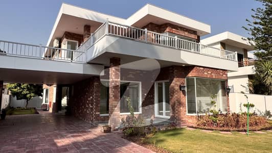 Newly Renovated Beautiful Triple Story 4 Bedrooms House Available For Rent. .