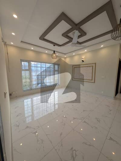 بحریہ ٹاؤن فیز 8 بحریہ ٹاؤن راولپنڈی,راولپنڈی میں 5 کمروں کا 1 کنال مکان 6.7 کروڑ میں برائے فروخت۔