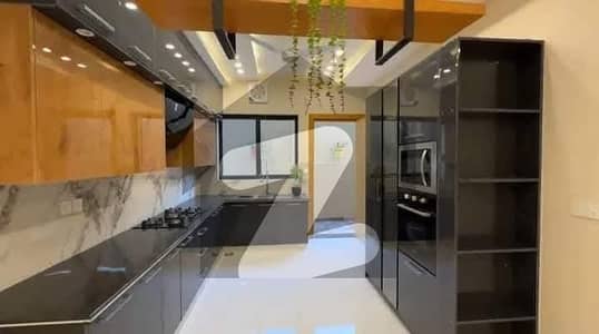 بحریہ ٹاؤن فیز 8 بحریہ ٹاؤن راولپنڈی,راولپنڈی میں 6 کمروں کا 7 مرلہ مکان 3.2 کروڑ میں برائے فروخت۔