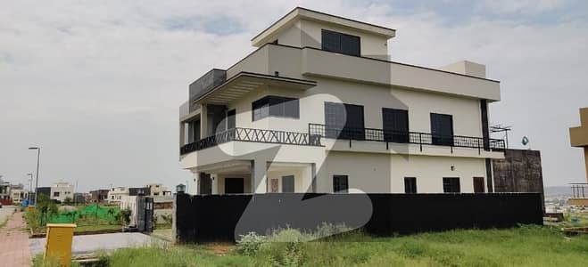 بحریہ ٹاؤن فیز 8 بحریہ ٹاؤن راولپنڈی,راولپنڈی میں 5 کمروں کا 10 مرلہ مکان 3.85 کروڑ میں برائے فروخت۔