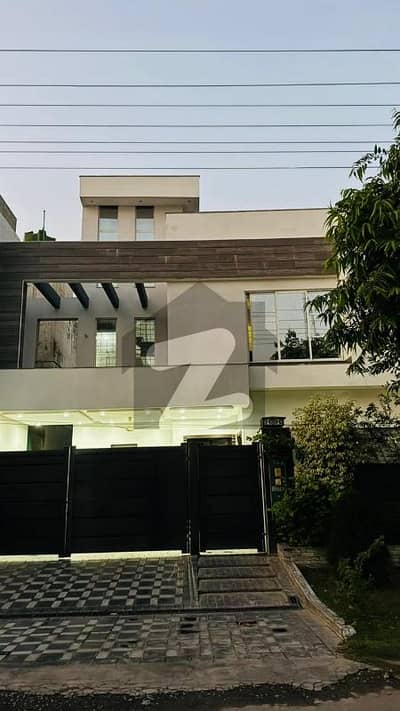 الرحمان گارڈن فیز 2 الرحمان گارڈن,لاہور میں 5 کمروں کا 10 مرلہ مکان 3.85 کروڑ میں برائے فروخت۔