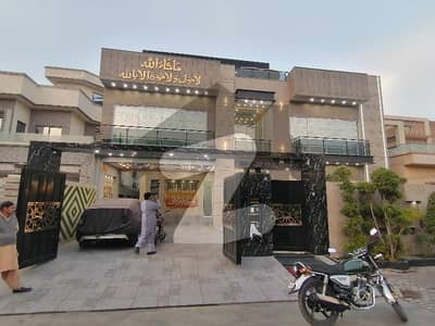 الرحمان فیز 2 - ایگزیکٹو بلاک الرحمان گارڈن فیز 2,الرحمان گارڈن,لاہور میں 6 کمروں کا 1 کنال مکان 9.25 کروڑ میں برائے فروخت۔