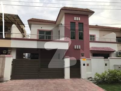 عسکری 11 ۔ سیکٹر بی عسکری 11,عسکری,لاہور میں 4 کمروں کا 10 مرلہ مکان 4.95 کروڑ میں برائے فروخت۔