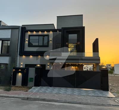 بحریہ ٹاؤن چمبیلی بلاک بحریہ ٹاؤن سیکٹر سی,بحریہ ٹاؤن,لاہور میں 5 کمروں کا 10 مرلہ مکان 3.6 کروڑ میں برائے فروخت۔