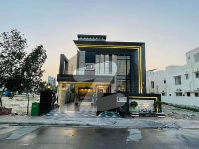 بحریہ ٹاؤن سیکٹر سی بحریہ ٹاؤن,لاہور میں 5 کمروں کا 11 مرلہ مکان 5.25 کروڑ میں برائے فروخت۔