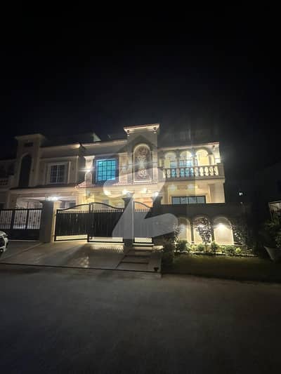 بخ ولاز فیز 2 - حامد بلاک بوچ ایگزیکٹو ولاز - فیز 2,بش ایگزیکٹو ولاز,ملتان میں 6 کمروں کا 9 مرلہ مکان 3.4 کروڑ میں برائے فروخت۔