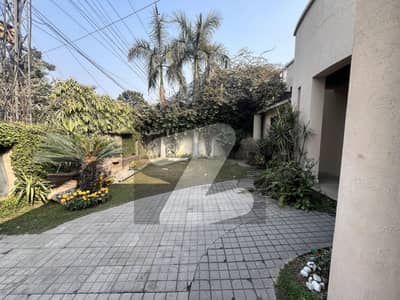 ڈی ایچ اے فیز 4 ڈیفنس (ڈی ایچ اے),لاہور میں 4 کمروں کا 10 مرلہ مکان 2.15 لاکھ میں کرایہ پر دستیاب ہے۔